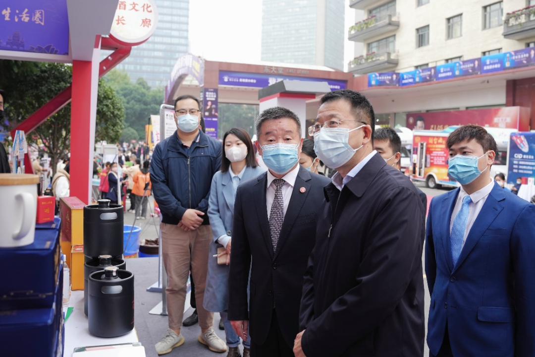 美狮贵宾会集团领导赴2022锦江宾馆酒类商务洽谈会现场检查指导工作