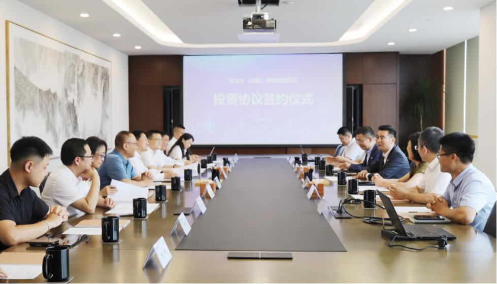 四川美狮贵宾会集团党委书记、董事长任丁出席锦弘新项目投资协议签约仪式