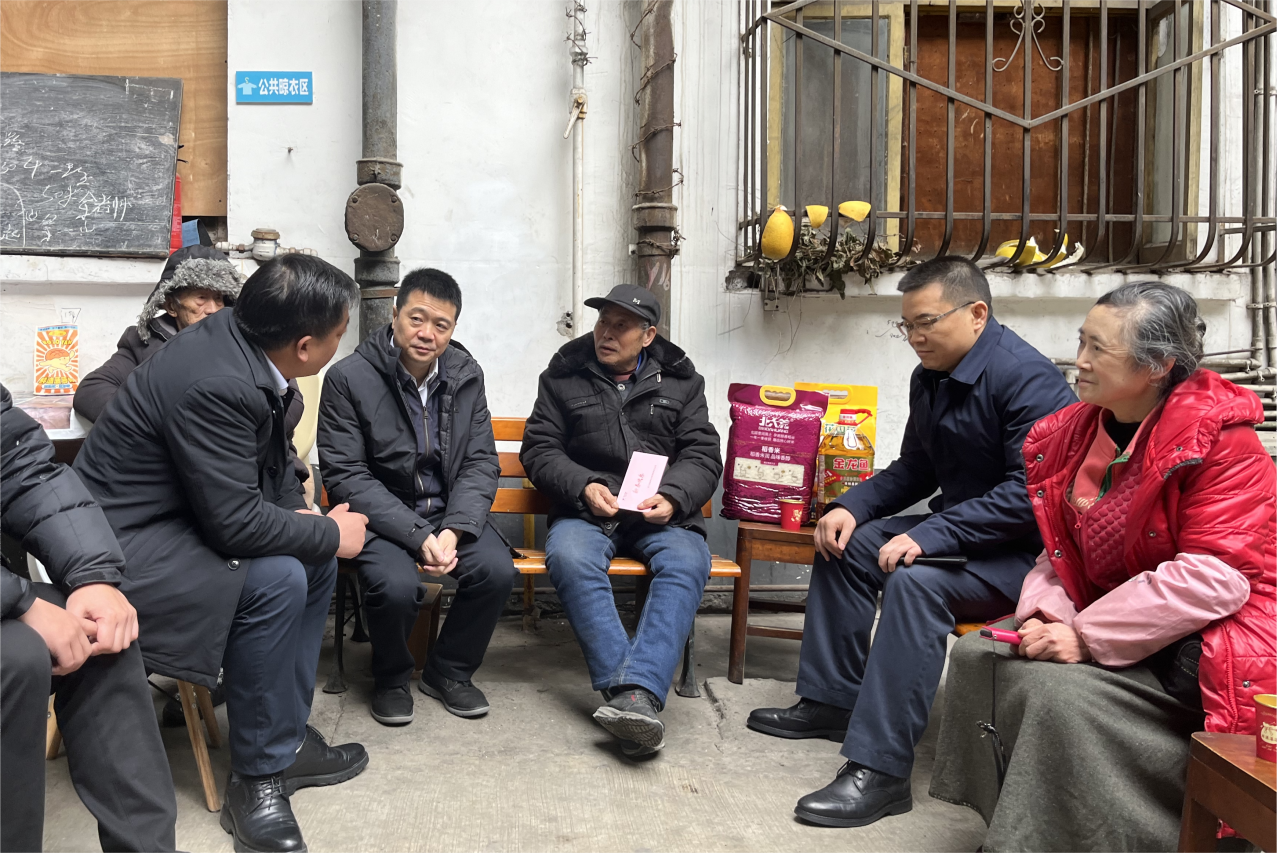 省美狮贵宾会集团领导班子成员走访慰问生活困难党员、老党员、老干部